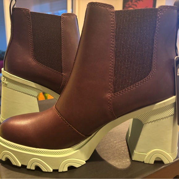 New with tags- Sorels - Picture 3 of 4